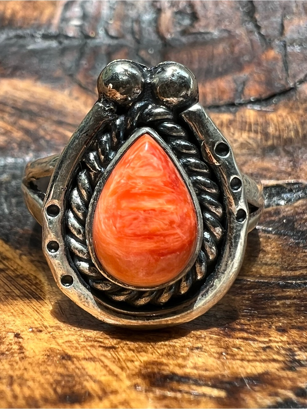 Sterling Silver Spiny Oyster Horseshoe Ring – Size 8.25